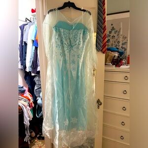 Elsa costume! Perfect for a Frozen themed Halloween! ❄️❄️❄️